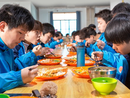 绥德学生用餐